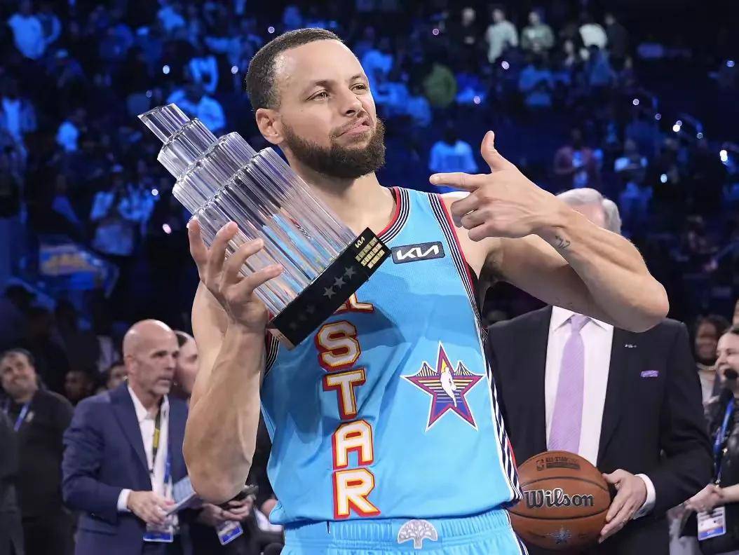 比赛规则变更首场状态出色，DWG观众沸腾！，塔图姆重返赛场观众掌声雷动的简单介绍-开云下载